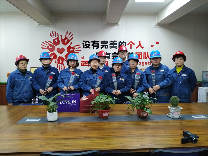 軋鋼廠領(lǐng)導(dǎo)干部走進(jìn)基層開展“三八”慰問活動(dòng)